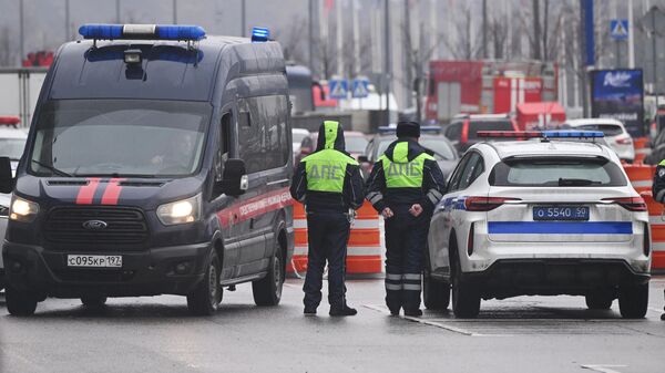 Traffic police are seen near the Crocus City Hall concert venue following the March 22, 2024 terrorist attack. - Sputnik International