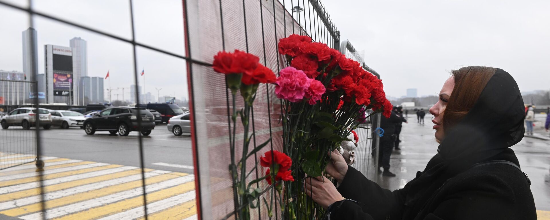 People laying flowers to commemorate the victims of the terrorist attack on the Crocus City Hall concert venue in Krasnogorsk outside Moscow, Russia. - Sputnik International, 1920, 23.03.2024