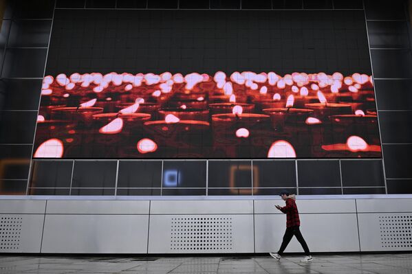 Candles displayed on the screen at the Exhibition of Achievements of National Economy (VDNKh) in Moscow. - Sputnik International
