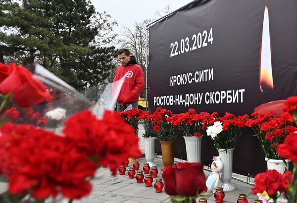 People bringing flowers and toys to a sigil in Rostov-on-Don. The inscription reads: &quot;22.03.2024. Crocus city. Rostov-on-Don mourns&quot;. - Sputnik International