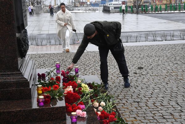 A man laying flowers at the monument &quot;Vladivostok - City of Military Glory&quot; to honor the memory of the victims. Vladivostok, Russia&#x27;s Far East. - Sputnik International