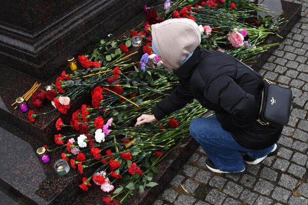 Woman laying flowers at the monument &quot;Vladivostok - City of Military Glory&quot;. - Sputnik International