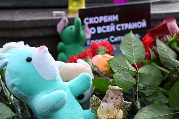 Flowers and toys in Russian city of Kazan, Tatarstan.  - Sputnik International