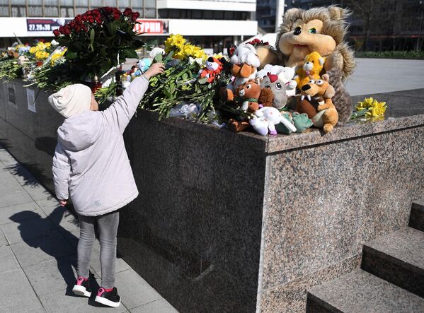 A girl laying flowers to honor the memory of the victims in Simferopol, Crimea, Russia. - Sputnik International