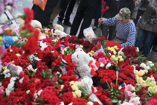 Toys placed near the concert hall in memory of the innocent children killed in the terrorist attack. - Sputnik International