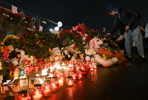After the terrorist attack, the citizens of Moscow set up a memorial near the Crocus City Concert Hall, where they bring flowers and toys. - Sputnik International