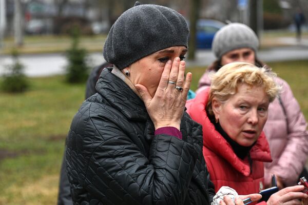 People bring flowers to the Russian Embassy in Minsk, Belarus.  - Sputnik International
