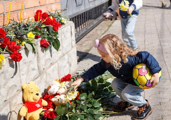 A girl lays flowers at the Russian consulate in Tiraspol, Transnistria.  - Sputnik International