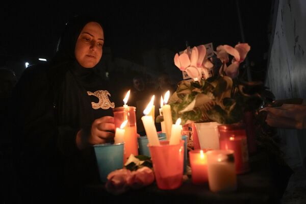 A Lebanese woman lights candles outside the Russian Embassy in Beirut.  - Sputnik International