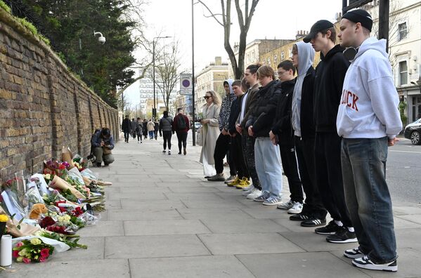 People pay their respects after laying flowers outside the Russian Embassy in London.  - Sputnik International