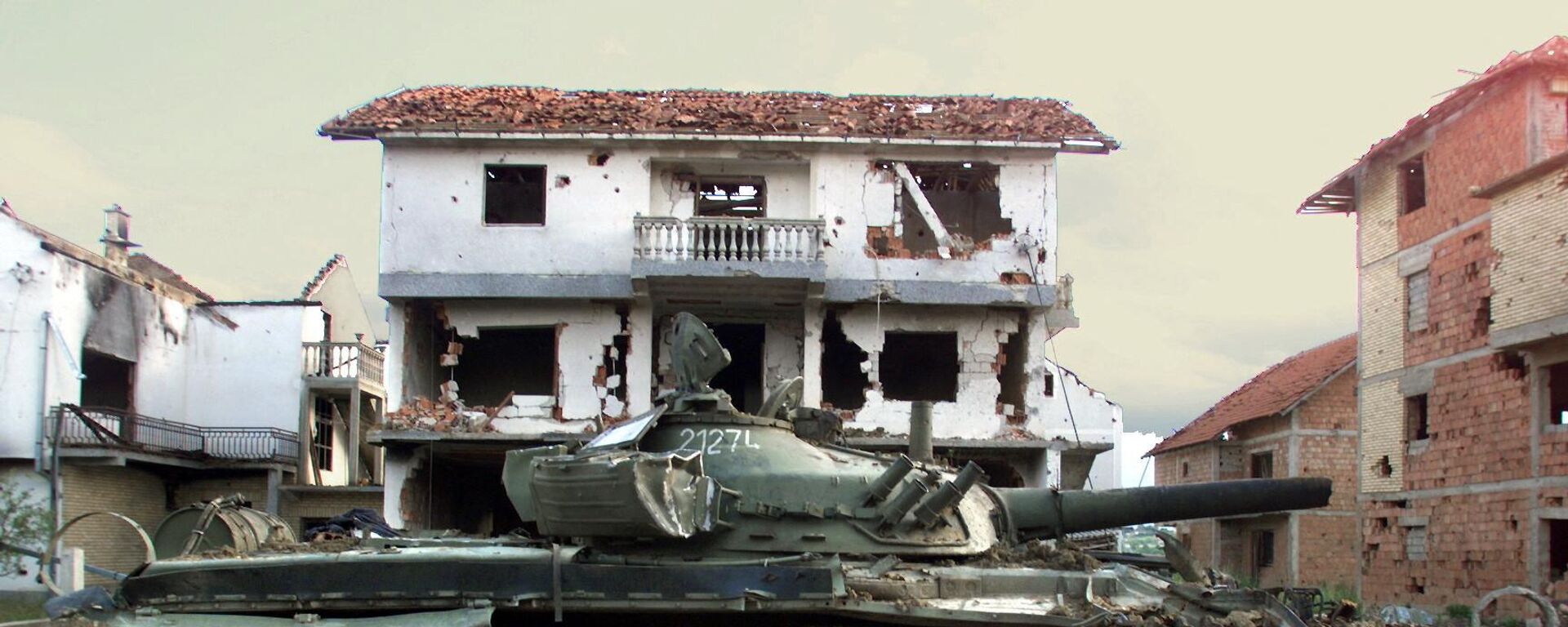  A tank of the Yugoslav Army sits abandoned June 19, 1999 in the eastern Kosovar village of Klina after having been destroyed by NATO air strikes. - Sputnik International, 1920, 25.03.2024