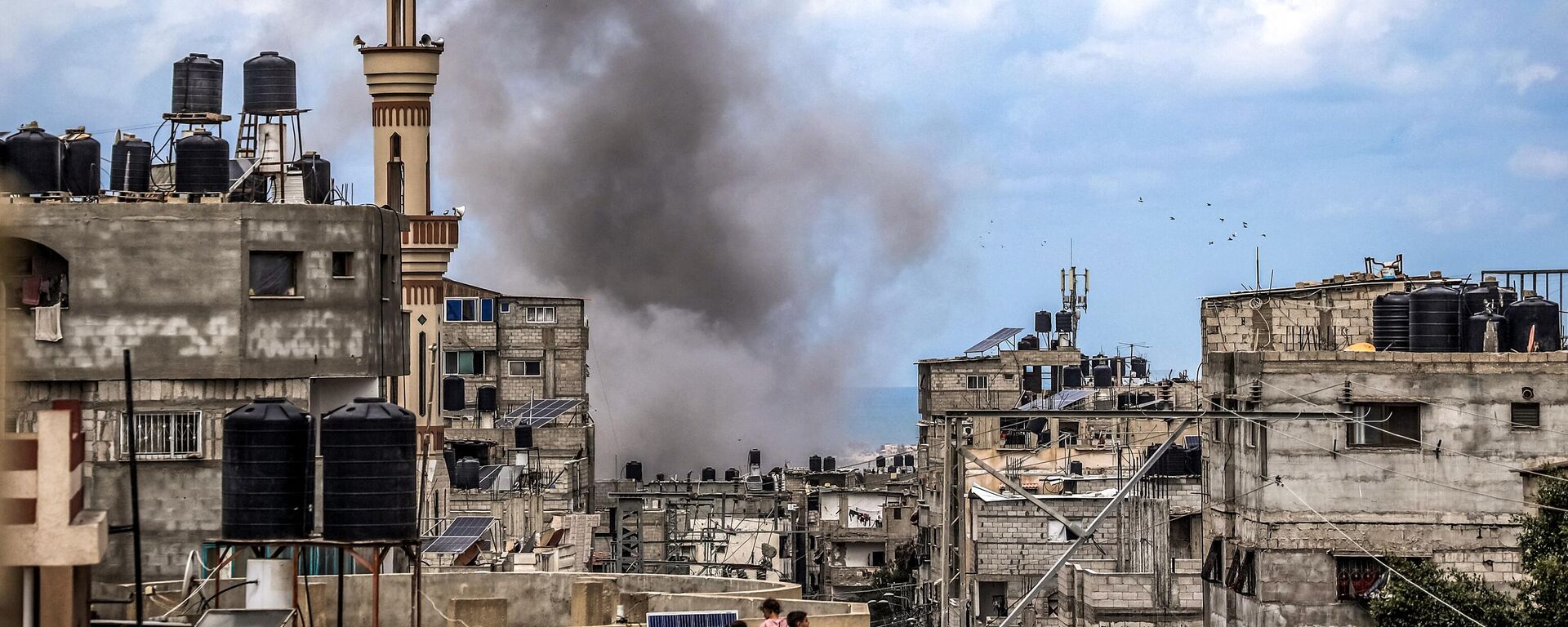 در 24 مارس 2024، در بحبوحه درگیری های ادامه دار بین اسرائیل و گروه شبه نظامی حماس، در جریان بمباران ساختمانی در رفح در جنوب نوار غزه توسط اسرائیل، ستونی از دود بلند شد.  - اسپوتنیک بین المللی، 1920، 31.03.2024