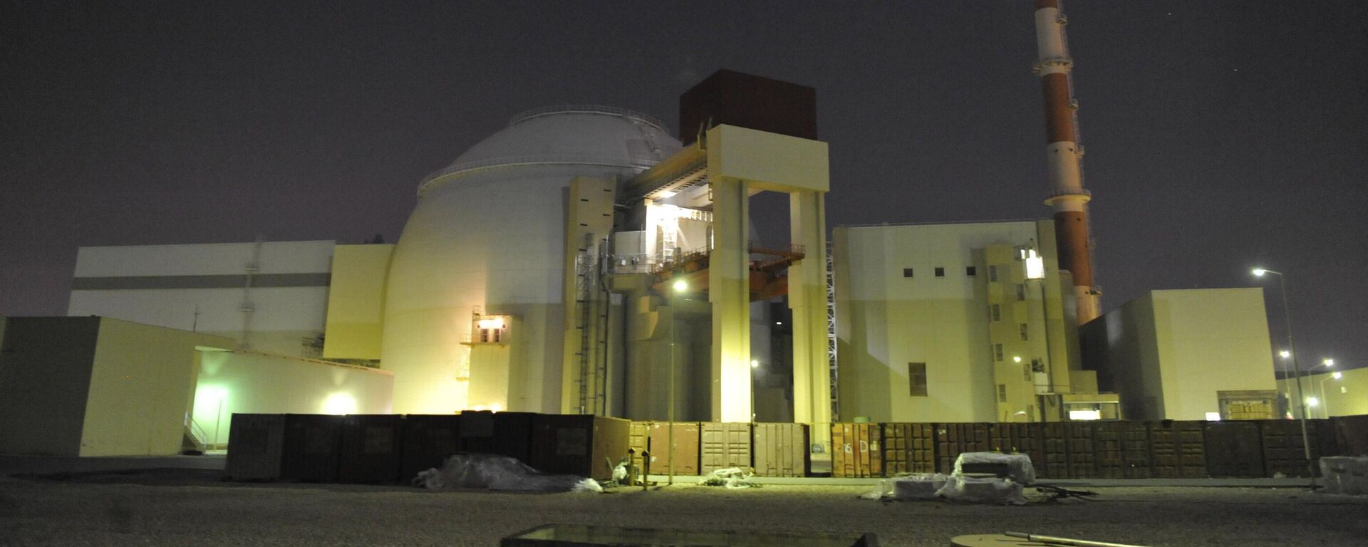 در این عکس که در 30 نوامبر 2009 توسط خبرگزاری نیمه رسمی دانشجویان ایران (ایسنا) منتشر شد، هسته راکتور نیروگاه اتمی بوشهر در نزدیکی شهر بندری بوشهر در 750 مایلی (1245 کیلومتری) جنوب دیده می‌شود.  پایتخت تهران، ایران - اسپوتنیک بین المللی، 1920، 2024/04/19