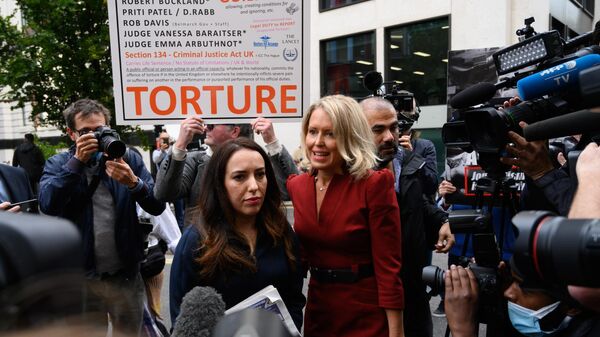 Julian Assange's lawyer and wife Stella speak to a press during a rally against the extradition of Wikileaks founder Julian Assange - Sputnik International