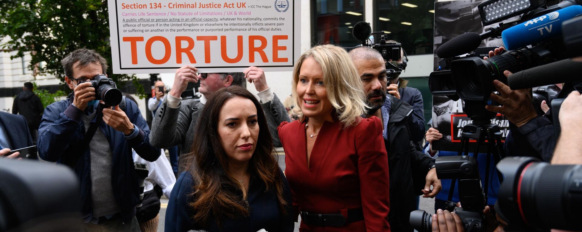 Julian Assange's lawyer and wife Stella speak to a press during a rally against the extradition of Wikileaks founder Julian Assange - Sputnik International, 1920, 26.03.2024