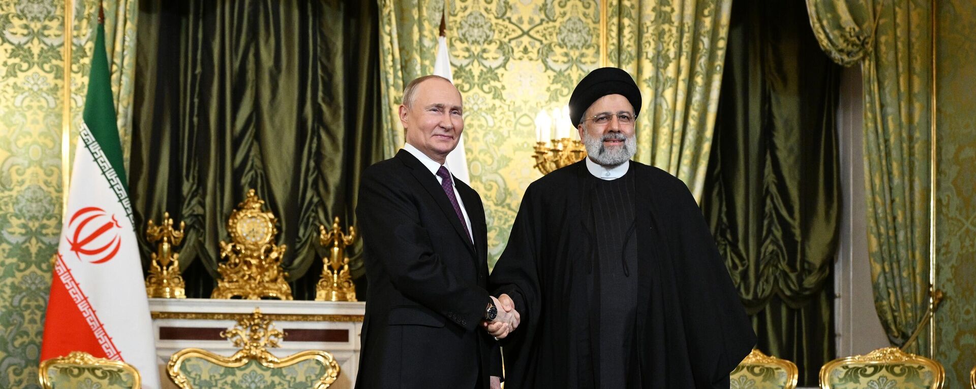ولادیمیر پوتین، رئیس‌جمهور روسیه و ابراهیم رئیسی، رئیس‌جمهور ایران، قبل از ملاقات در کرملین دست می‌دهند - اسپوتنیک بین‌المللی، 1920، 17/04/2024