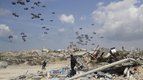 Humanitarian aid is airdropped to Palestinians over Gaza City, Gaza Strip - Sputnik International