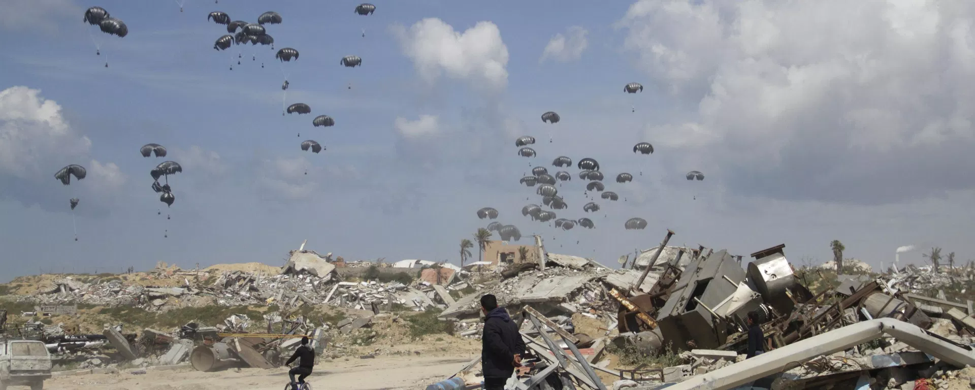 Humanitarian aid is airdropped to Palestinians over Gaza City, Gaza Strip - Sputnik International, 1920, 26.03.2024