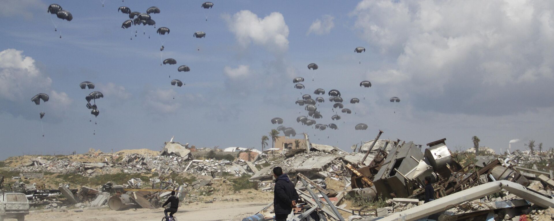 Humanitarian aid is airdropped to Palestinians over Gaza City, Gaza Strip - Sputnik International, 1920, 31.03.2024