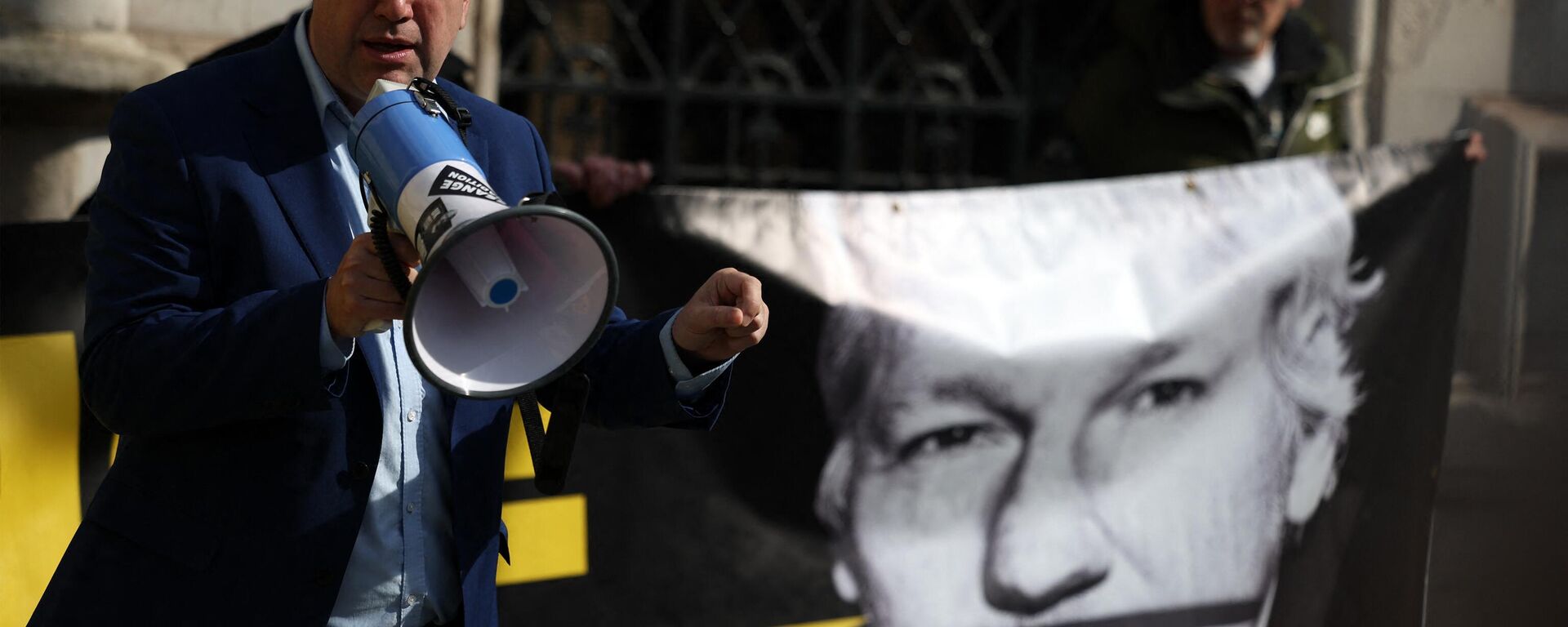 Un partisan du fondateur de WikiLeaks Julian Assange, Richard Burgon, député travailliste de Leeds-Est, s'exprime devant la Royal Courts of Justice, la Haute Cour de Grande-Bretagne, dans le centre de Londres, le 26 mars 2024. - Spoutnik International, 1920, 26.03.2024