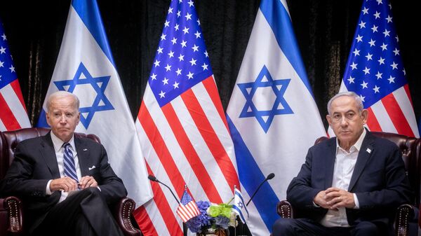 US President Joe Biden (L), sits with Israeli Prime Minister Benjamin Netanyahu, at the start of the Israeli war cabinet meeting, in Tel Aviv on October 18, 2023. - Sputnik International
