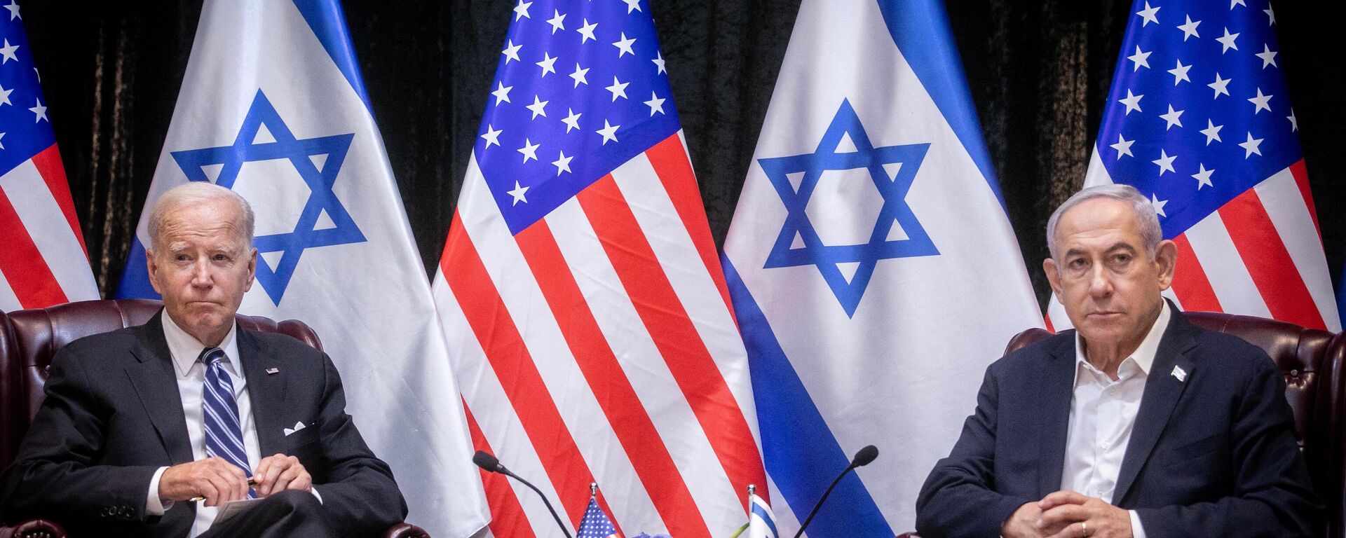 US President Joe Biden (L), sits with Israeli Prime Minister Benjamin Netanyahu, at the start of the Israeli war cabinet meeting, in Tel Aviv on October 18, 2023. - Sputnik International, 1920, 27.03.2024
