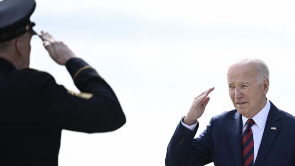US President Joe Biden salutes as he arrives at Milwaukee International Airport Air National Guard Base in Milwaukee, Wisconsin, on March 13, 2024.  - Sputnik International