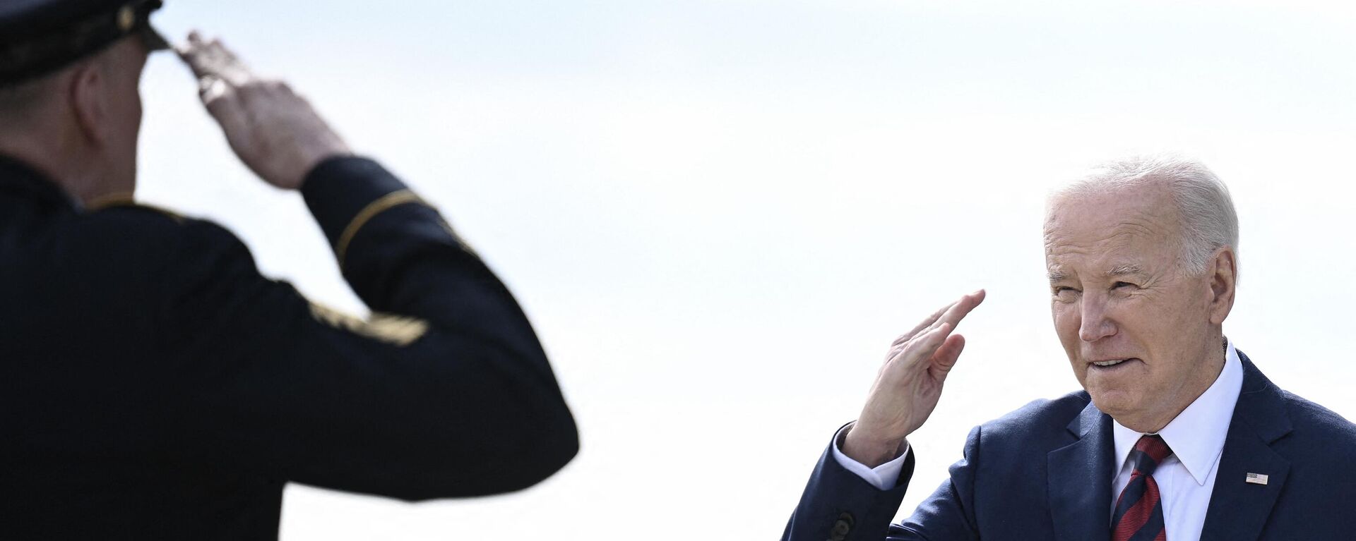 US President Joe Biden salutes as he arrives at Milwaukee International Airport Air National Guard Base in Milwaukee, Wisconsin, on March 13, 2024.  - Sputnik International, 1920, 27.03.2024