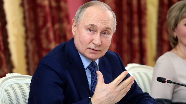 Russian President Vladimir Putin attends a meeting with culture professionals of the Tver region - Sputnik International