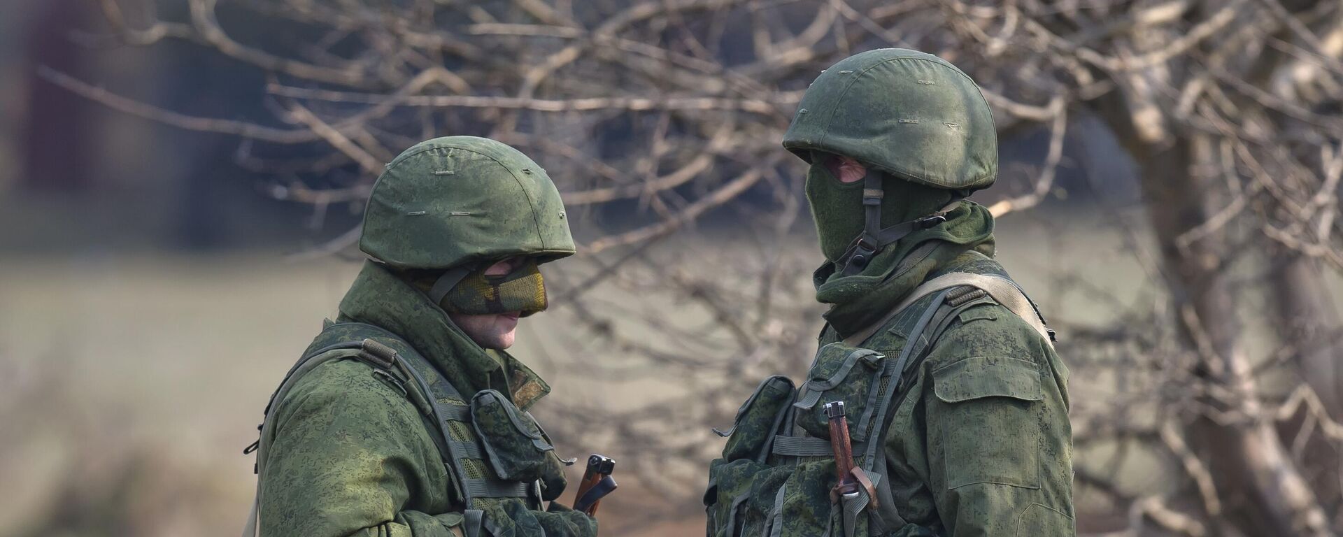 Pro-Russian soldiers stands outside the Ukrainian infantry base in Perevalne, Ukraine, Wednesday, March 12, 2014 - Sputnik International, 1920, 28.03.2024