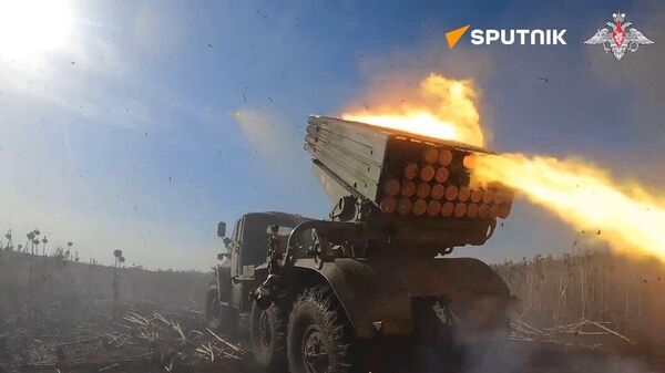 Russian artillerymen cover the enemy with heavy fire - Sputnik International