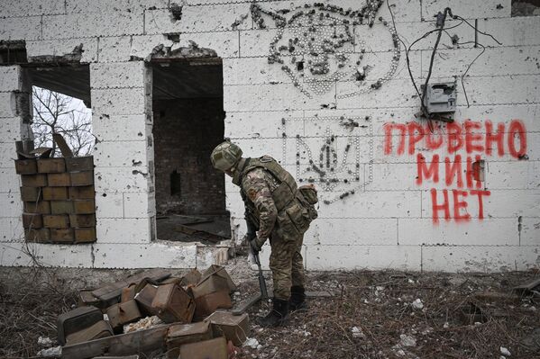 A Russian serviceman finishing up a mission to clear Avdeyevka of Ukrainian mines. - Sputnik International