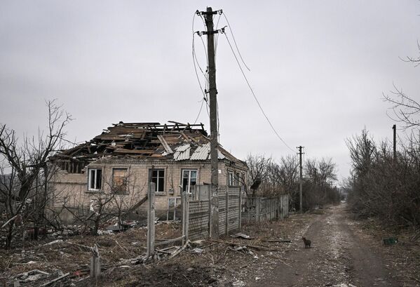 A local residential building destroyed by Ukrainian shelling. - Sputnik International