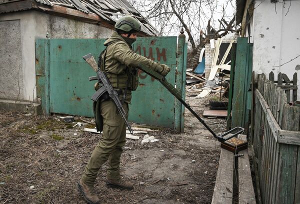 A Russian army engineer is carrying out a combat mission aimed at demining the liberated town in the DPR. - Sputnik International
