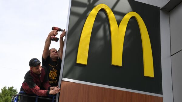 Removal of the McDonald's fast food restaurant sign from the facade ofa shopping center building in Novosibirsk, Russia. - Sputnik International
