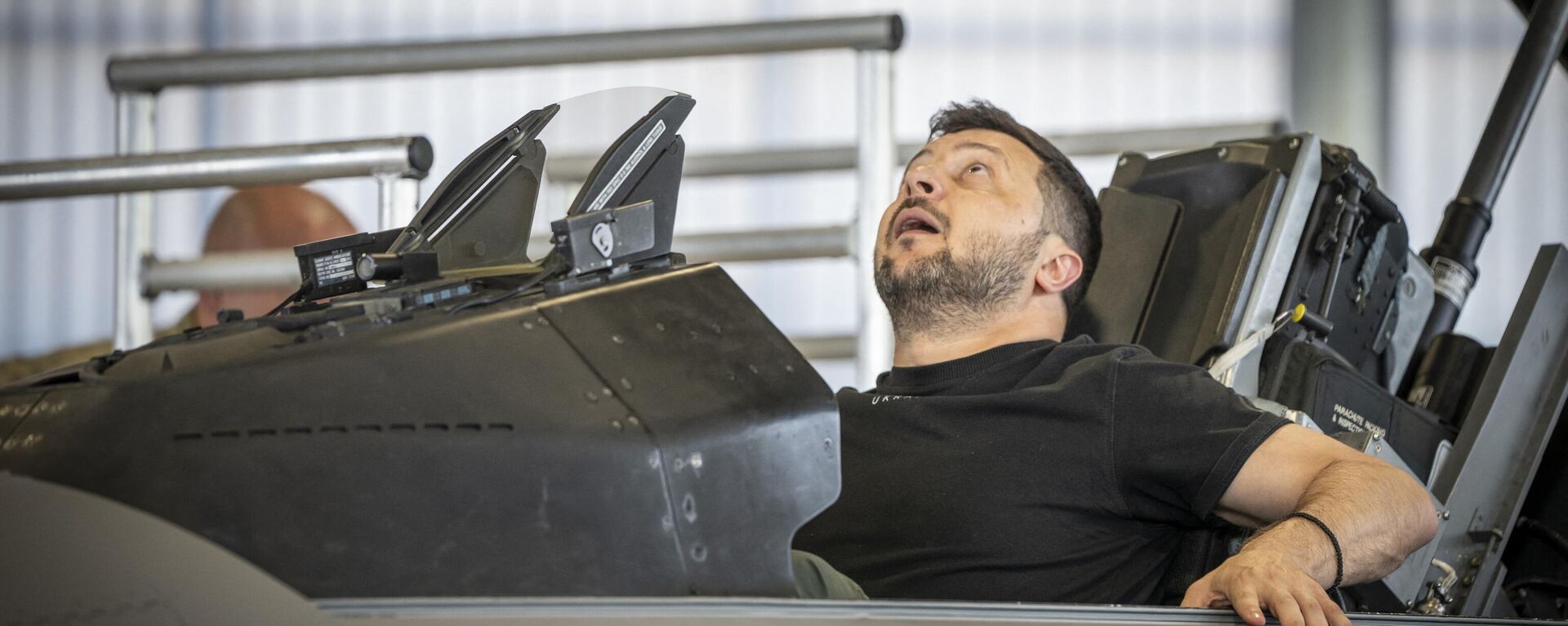 Ukrainian President Volodymyr Zelensky sits in a F-16 fighter jet in the hangar of the Skrydstrup Airbase in Vojens, northern Denmark, on August 20, 2023. Washington has told Denmark and the Netherlands that they will be permitted to hand over their F-16 fighter jets to Ukraine when the country's pilots are trained to operate them, the US State Department said on August 18, 2023. Both Denmark and the Netherlands are leading the program to train Ukraine's pilots on the F-16. - Sputnik International, 1920, 18.04.2024