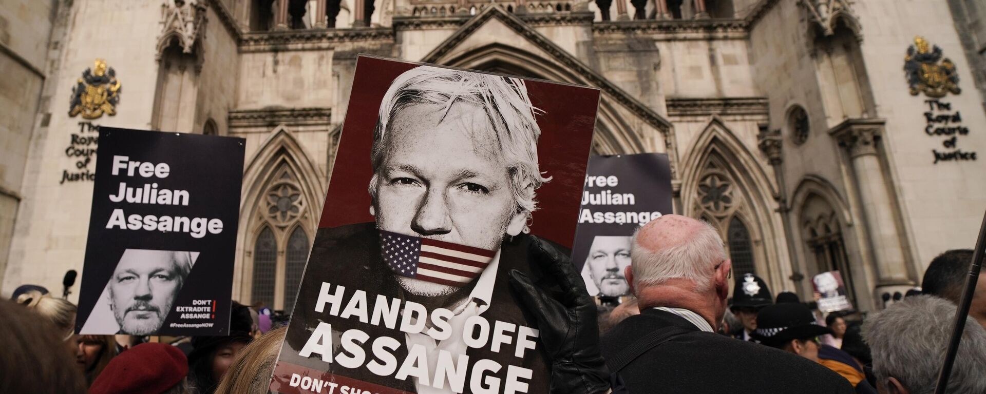 Demonstrators hold placards after Stella Assange, wife of Wikileaks founder Julian Assange, released a statement outside the Royal Courts of Justice, in London, Tuesday, March 26, 2024 - Sputnik International, 1920, 18.04.2024