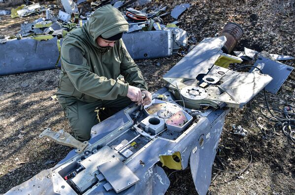 A Russian specialist dismantles a downed Anglo-French Storm Shadow missile. - Sputnik International