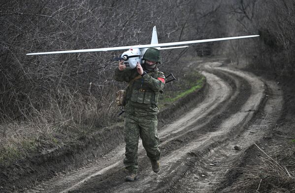 A Russian fighter carrying an Orlan-30 military drone after a mission in the special op zone - Sputnik International