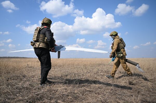 Russian troops are pictured here preparing a Supercam drone for a combat flight in the vicinity of Avdeyevka. - Sputnik International