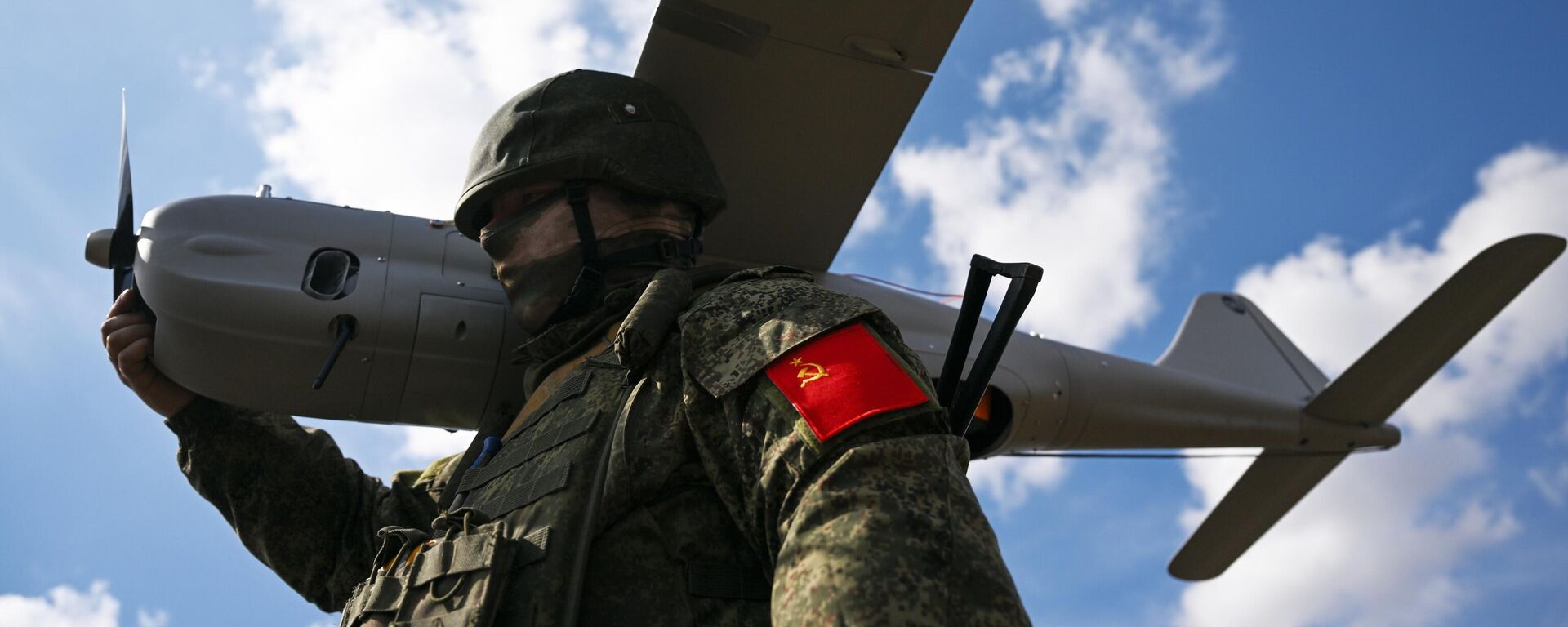 A Russian fighter preparing for a combat mission around Avdeyeavka in the special military op zone - Sputnik International, 1920, 03.05.2024