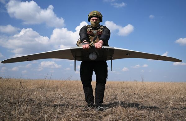 A Russian soldier setting up a Supercam drone for launch. - Sputnik International