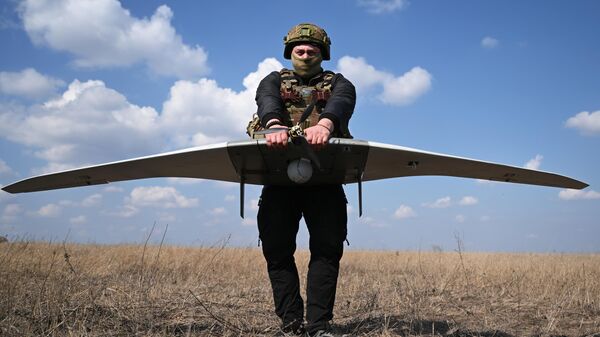 A Russian soldier preparing a Supercam drone for launch - Sputnik International