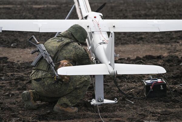 A Russian serviceman from Battlegroup Tsentr readying an Orlan-30 military drone. - Sputnik International