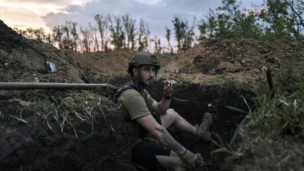 A Ukrainian soldier in a trench near Artemovsk - Sputnik International