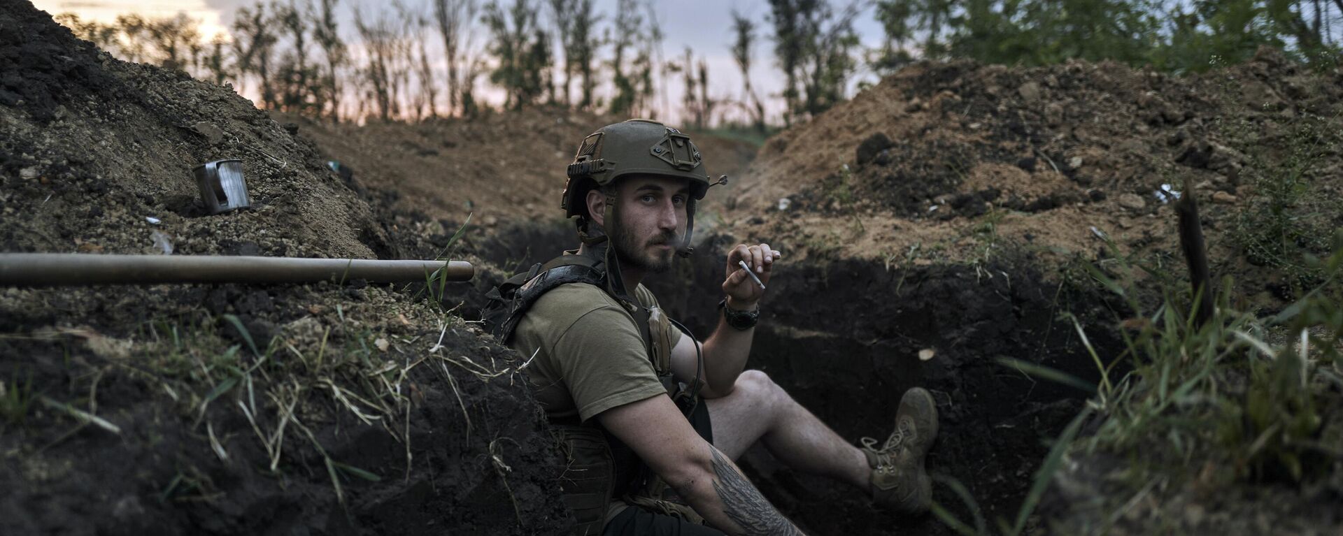 A Ukrainian soldier in a trench near Artemovsk - Sputnik International, 1920, 18.06.2024