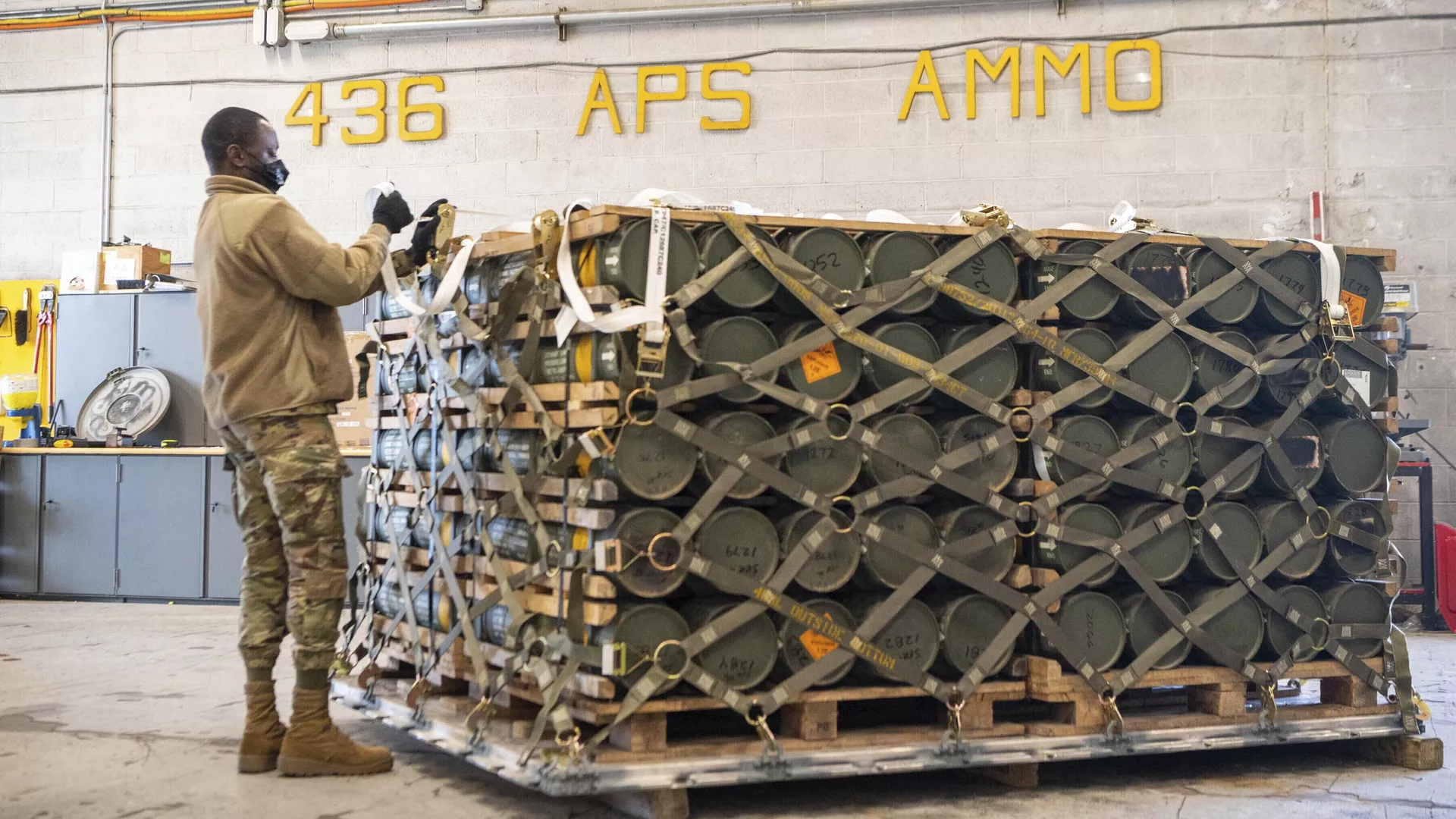 In this image provided by the U.S. Air Force, Airmen and civilians from the 436th Aerial Port Squadron palletize ammunition, weapons and other equipment bound for Ukraine during a foreign military sales mission at Dover Air Force Base, Del., Jan. 21, 2022 - Sputnik International, 1920, 02.11.2024