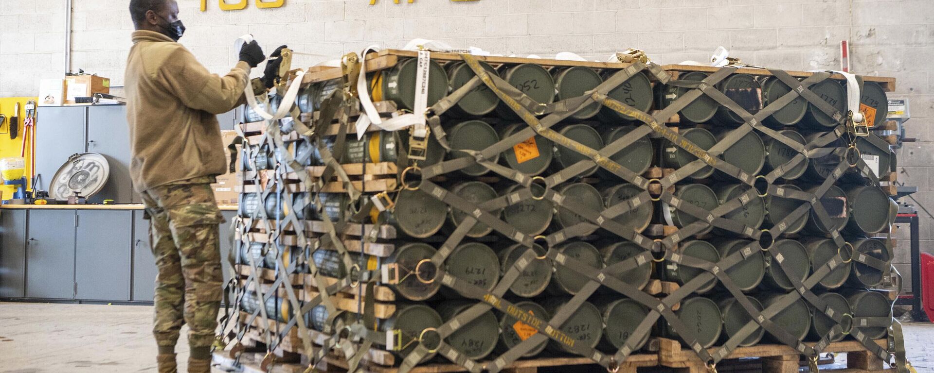 In this image provided by the U.S. Air Force, Airmen and civilians from the 436th Aerial Port Squadron palletize ammunition, weapons and other equipment bound for Ukraine during a foreign military sales mission at Dover Air Force Base, Del., Jan. 21, 2022 - Sputnik International, 1920, 21.05.2024