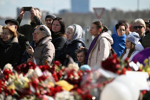 People gather at a spontaneous memorial to commemorate victims of the terrorist attack at Crocus City Hall. - Sputnik International