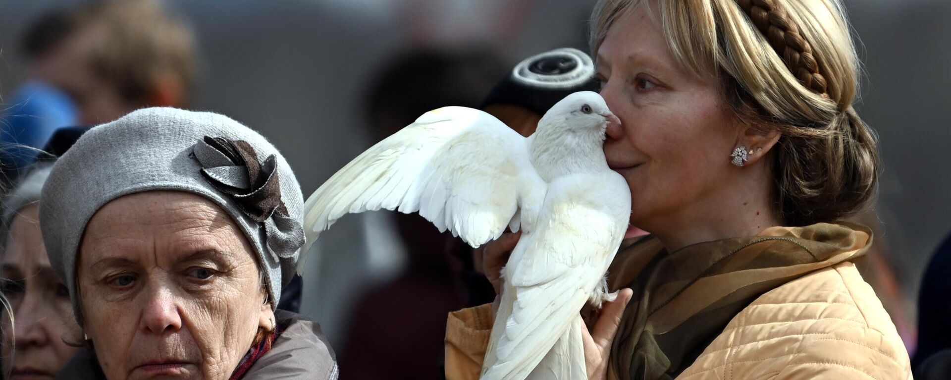 A woman holds a white dove during a requiem liturgy for the victims of the terrorist attack at Crocus City Hall. - Sputnik International, 1920, 30.03.2024